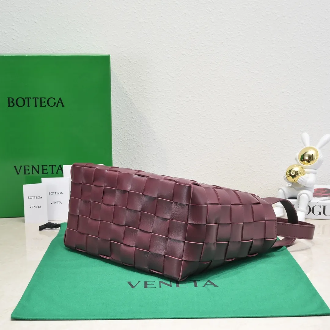 What can you put in Bottega Veneta’s new bowling bag? Have you got the new bowling bag? Super large capacity ~ The key is low-key, simple and casual style ~ the fashion sense is not reduced at all. It combines BV's classic woven elements and can also be used for computers. The length of the shoulder straps can be adjusted. It is suitable for tall girls to carry. Boys also have a sunny back☀️ Style number: 7466# Size: 28*21*16